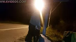 बस स्टॉप पर स्ट्रेंजर को अपनी बिग लैटिना गैंड दिखाई, झुकी हुई वाइल्ड मोमेंट के लिए।