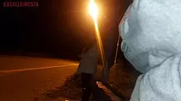 बस स्टॉप पर स्ट्रेंजर को अपनी बिग लैटिना गैंड दिखाई, झुकी हुई वाइल्ड मोमेंट के लिए।