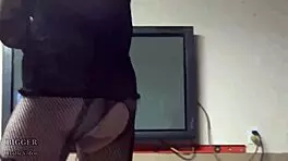 Sexy milf teases you while getting herself and friends off 😘