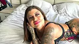 amanda coquine pulpeuse enjoys playing with young candie in a subtle encounter