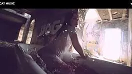 बेबिलॉन सेक्सी म्यूजिक वीडियो रूमेनियन टीन डांसिंग फीचर करता है