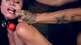 स्लेव म्यूजिक बजती है जैसे नाइलॉन फुट फेटिश एड्रा फॉक्स को डोमिनेट करता है