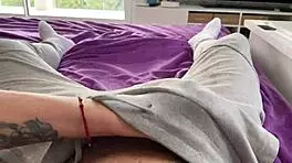 Je Lui Branle Sa Grosse Queue Avec Mes Mains