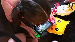 LINDA JOVENCITA GAMER MEXICANA ME COJO A MI HERMANASTRA POR EL CULO MIENTRAS JUEGA CON SU NINTENDO PARTE 1