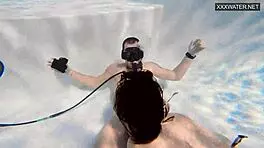 एवा सासाल्का के साथ पानी के नीचे ग्रुप सेक्स?