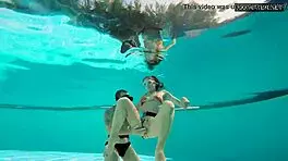 एवा सासाल्का के साथ पानी के नीचे ग्रुप सेक्स?