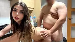 el electricista acepta follar conmigo para cobrar sus servicios mientras mi novio esta en el trabajo