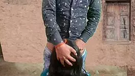 विलेज हसबैंड और वाइफ स्टेमी रैंच एनकाउंटर शेयर करते हैं