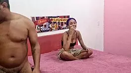 पेटाइट कॉलेज क्यूटी हार्ड लंड अपनी भीगी चूत में लेती है