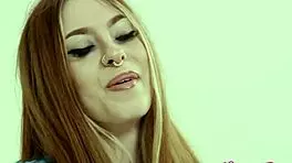 यो, स्किनी रेडहेड कैट डेमियन डेस्की के 12 इंच हैंडल कर सकती है?