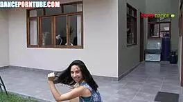 हेय, देखो यह मेक्सिकन टीन बूटिशॉर्ट्स में सेक्सी डांस कर रही है। क्या वह हॉट नहीं है?