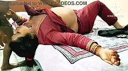 इंडियन देसि भाभी जिम बॉयज को डीपथ्रोट और डॉगी चुदाई के लिए लुभाती है