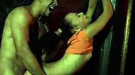 टिनी 19 साल की भटकी हुई और आउटडोर्स में डॉगीस्टाइल से हार्ड पाउंडेड!