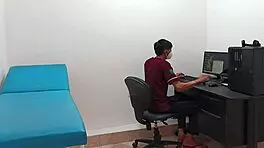 हॉर्नी 18 साल की टीन 18+ को पर्वर्टेड डॉक्टर चूत पाउंड करता है