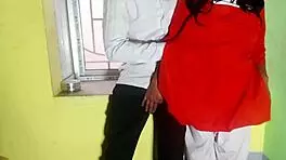 देसी स्कूलगर्ल क्लासमेट के साथ क्लासरूम में क्विक सेक्स करती है।