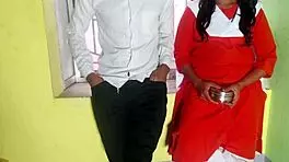 देसी स्कूलगर्ल क्लासमेट के साथ क्लासरूम में क्विक सेक्स करती है।