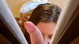 वॉर्डरोब में फंस गए, हाँ? यहीं ब्लोजॉब देना चाहती हो?