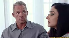 स्टेप डैड जेड वाइल्ड की 18+ फैली हुई चूत चाटता है फिर चोदता है