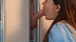 वॉर्डरोब में फंस गए, हाँ? यहीं ब्लोजॉब देना चाहती हो?