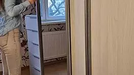 वॉर्डरोब में फंस गए, हाँ? यहीं ब्लोजॉब देना चाहती हो?