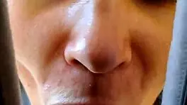 वॉर्डरोब में फंस गए, हाँ? यहीं ब्लोजॉब देना चाहती हो?