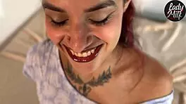 पड़ोसी ने अकेली ब्रूनेट को हैंडजॉब सरप्राइज दिया