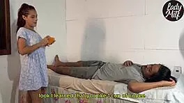 पड़ोसी ने अकेली ब्रूनेट को हैंडजॉब सरप्राइज दिया