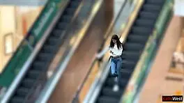 शॉपिंग मॉल में जींस में पेशाब करती सेक्सी लडकी