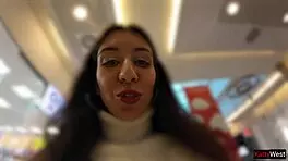 शॉपिंग मॉल में जींस में पेशाब करती सेक्सी लडकी