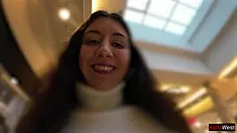 शॉपिंग मॉल में जींस में पेशाब करती सेक्सी लडकी