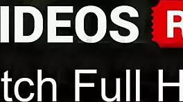 शॉपिंग मॉल में जींस में पेशाब करती सेक्सी लडकी