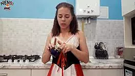 गृहिणी फटी पैंटीहोज से मुठ मारती क्रीम से खेली