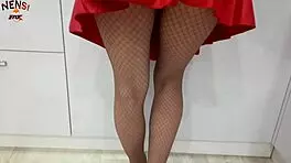 गृहिणी फटी पैंटीहोज से मुठ मारती क्रीम से खेली