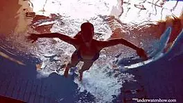 मार्टिना की टाइट चूत नीले बिकिनी में पानी के नीचे तड़पा रही