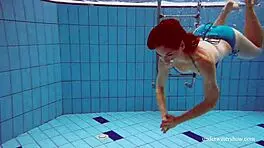 मार्टिना की टाइट चूत नीले बिकिनी में पानी के नीचे तड़पा रही