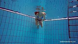 मार्टिना की टाइट चूत नीले बिकिनी में पानी के नीचे तड़पा रही