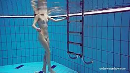 मार्टिना की टाइट चूत नीले बिकिनी में पानी के नीचे तड़पा रही