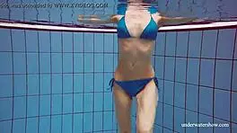 मार्टिना की टाइट चूत नीले बिकिनी में पानी के नीचे तड़पा रही