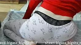 पजामा में सफाई करते समय डॉगी एक्शन, उंगली डालकर गीली चूत उत्तेजित