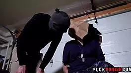 कायरा रोज मिलिटरी सेक्स प्रिजनर के रूप में हार्ड राइड करती है, ओह मैन