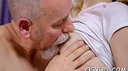 पुराना बुल्की ड्यूड टाइट यंग 18+ चूत को हार्ड ड्रिल करता