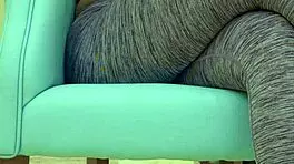 Teen babe, tease your sugar daddy in tight leggings now!