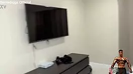 स्टीफनी लव को क्रिम्पाई जब हब्बी दरवाजा पीट रहा... ओप्स!