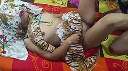 इंडियन आंटी साड़ी में बड़ी बूब्स और गांड फ्लॉंट करती है स्टीमी होममेड क्लिप में