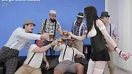 अन्ना डी विल 6on1 एक्सट्रीम डीपथ्रोट गैंगबैंग लेती है