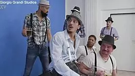 अन्ना डी विल 6on1 एक्सट्रीम डीपथ्रोट गैंगबैंग लेती है