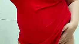 मैं अपने प्रेग्नेंट थाई बेली के साथ बहुत आकर्षक और उत्साहित महसूस करती हूं, सेक्सी टच करने से रोक नहीं सकती।