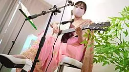 भारतीय हिंदी गायिका का पहला एनल धीरे-धीरे खुलता है