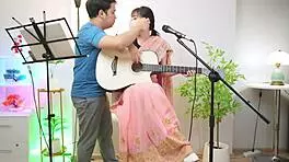 भारतीय हिंदी गायिका का पहला एनल धीरे-धीरे खुलता है