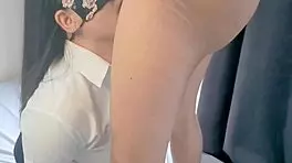 क्यूट कॉस्ट्यूम वाली एशियन बेबी अपने नौसिखिया बॉयफ्रेंड के साथ डीपथ्रोट और हैंडजॉब से प्यार करती है